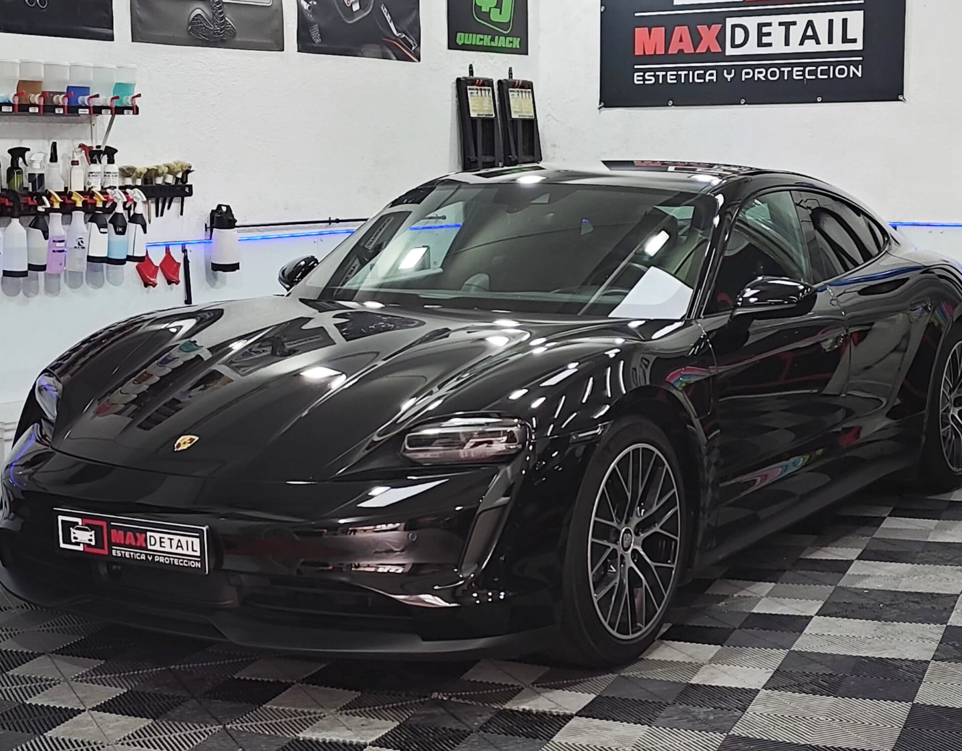 Porsche Taycan negro tras detailing Maxdetail